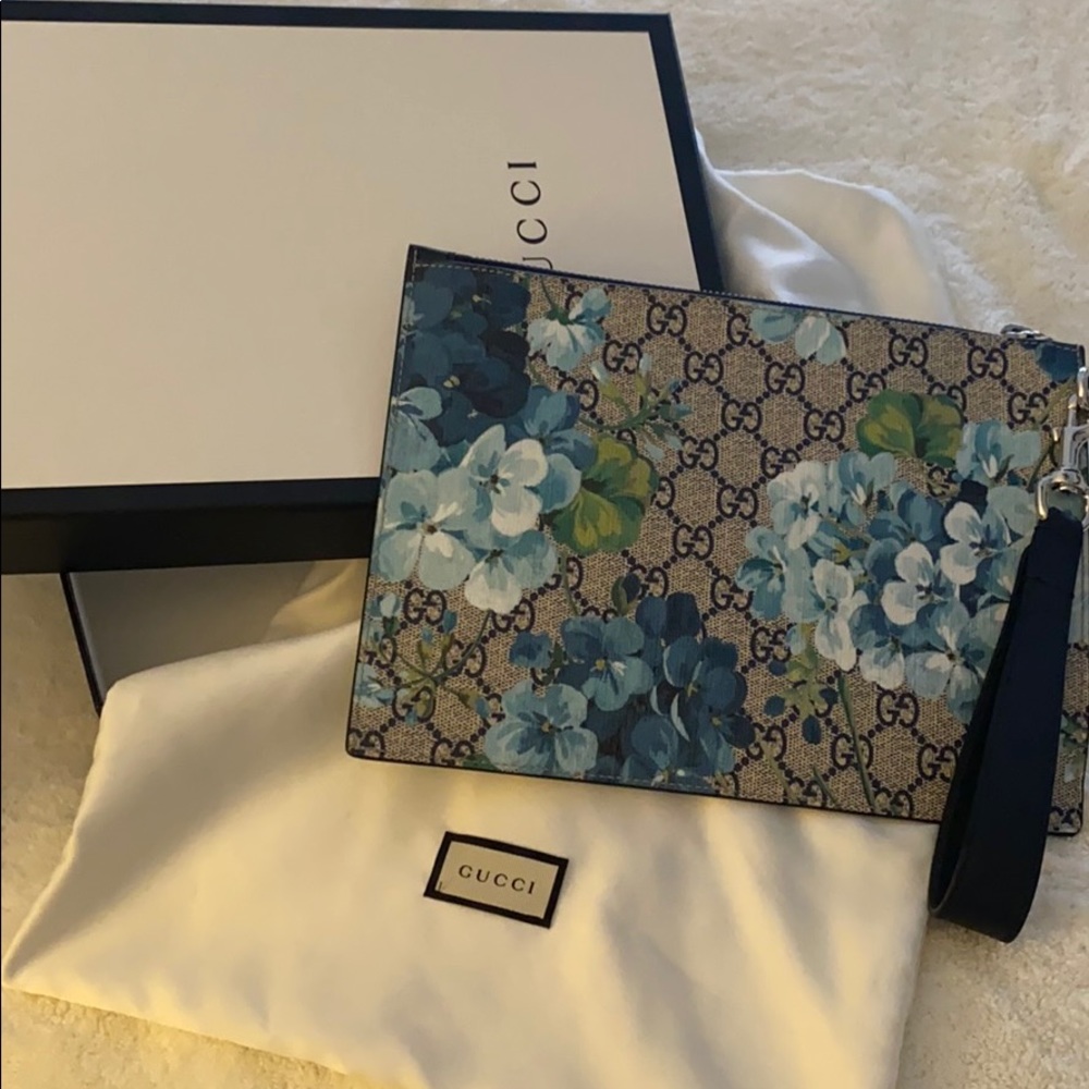 Gucci canvas GG bloom pouch in blue
